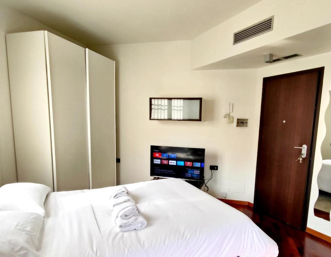 Exclusive And Unobtainable Big Terrace In Milano Downtown With Ac, Wifi, Subway M1 And M2 In Shopping Area Daire Dış mekan fotoğraf